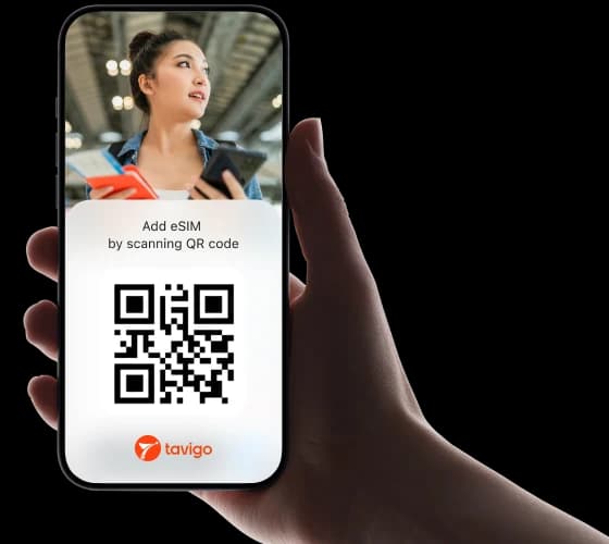 Điện thoại hiển thị mã QR cài eSIM Tavigo