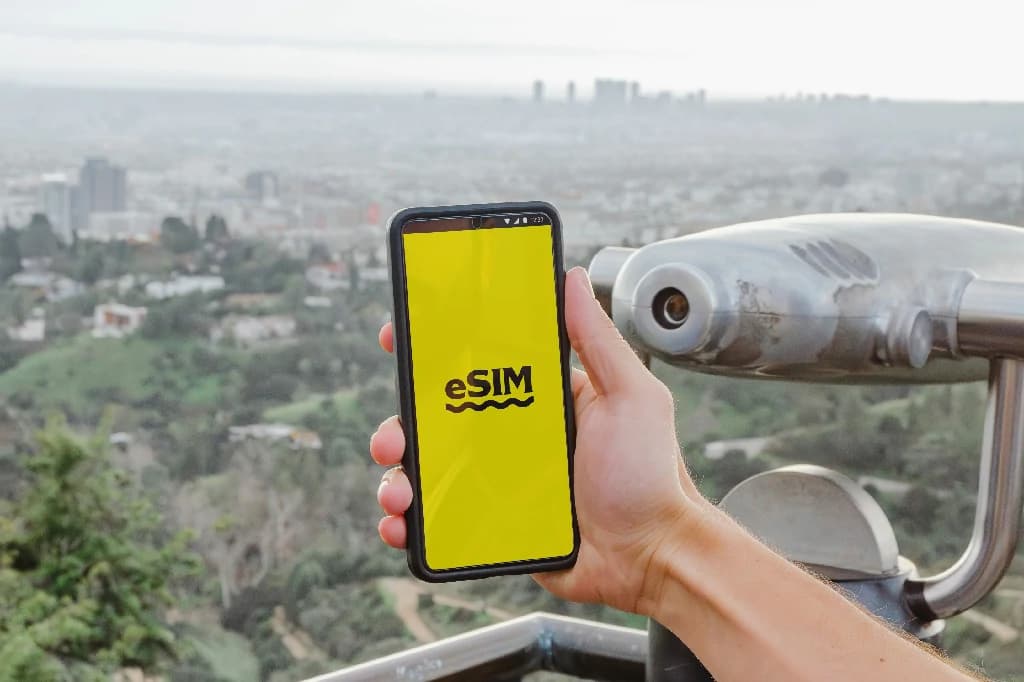 Roaming, SIM vật lý, WiFi cục phát hay eSIM: chọn gì?
