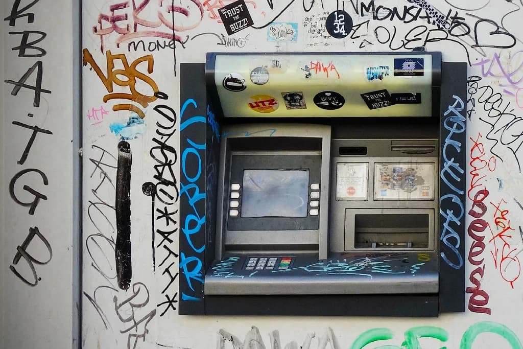 Rút tiền ATM ở nước ngoài: phí và lưu ý