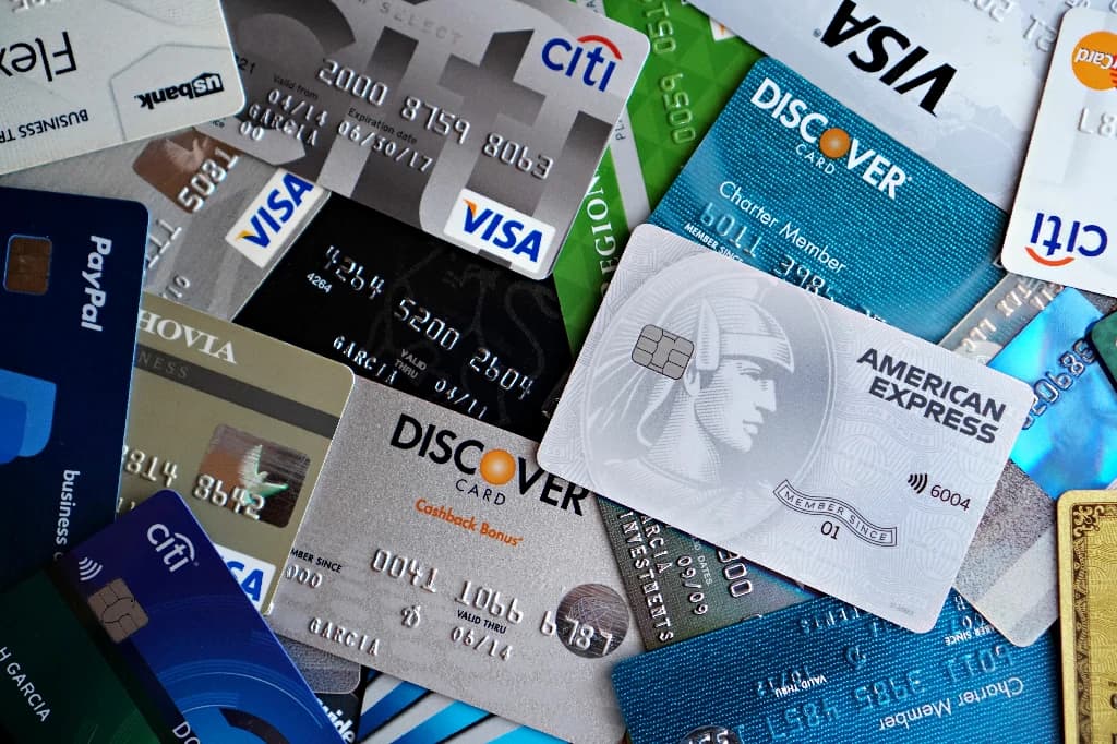 Thẻ Visa/Mastercard dùng ở nước ngoài: phí bao nhiêu?